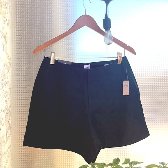 GAP 5” Black Softsuit Shorts - Picture 2 of 6